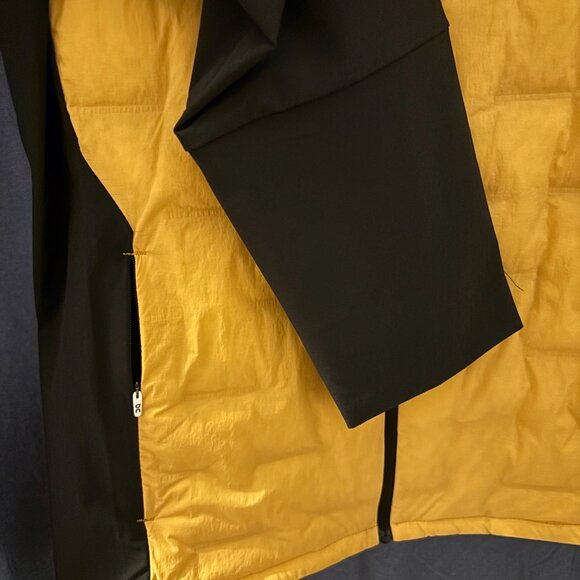 LAST ONE LEFT! Pre-season pricing, On Running Climate Jacket🧥🧥 - Picture 5 of 7